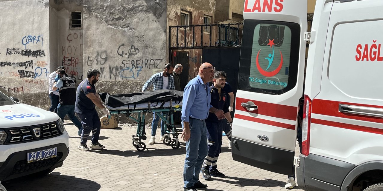 Mahkeme Çıkışı Takip Ettiği Boşanma Aşamasındaki Eşi Ve Yanındaki Erkeği Öldürdü