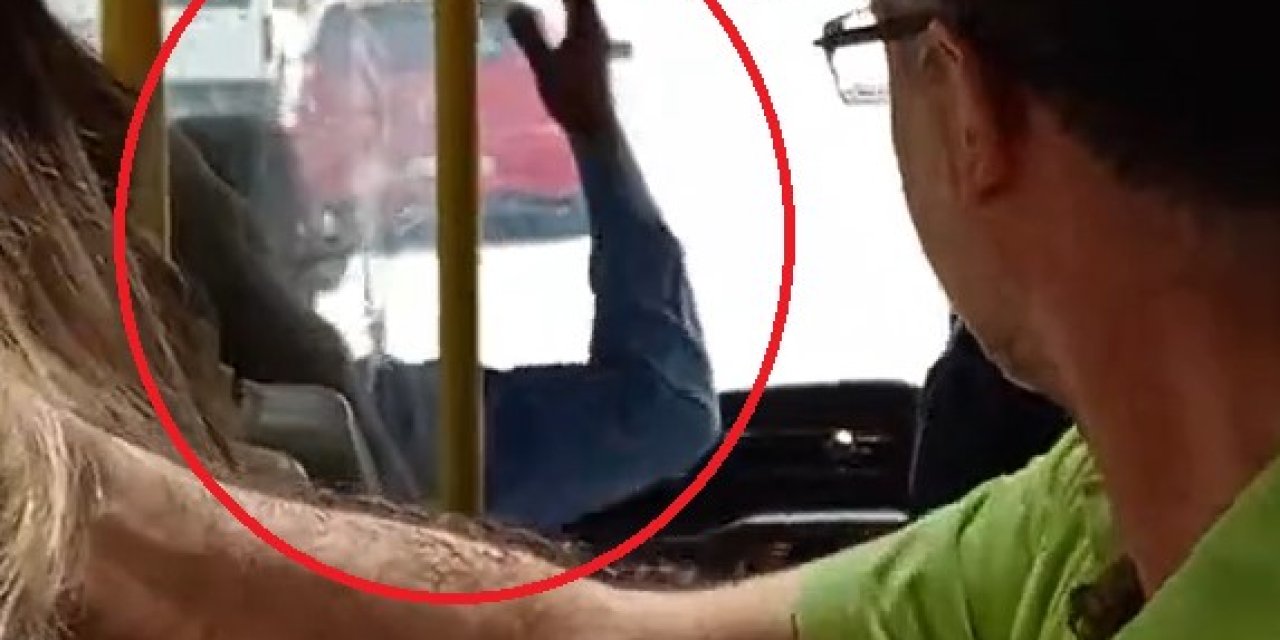 Bursa'da Şoför, Tartıştığı Yolculara Hakaret Edip, Otobüsü Terk Etti