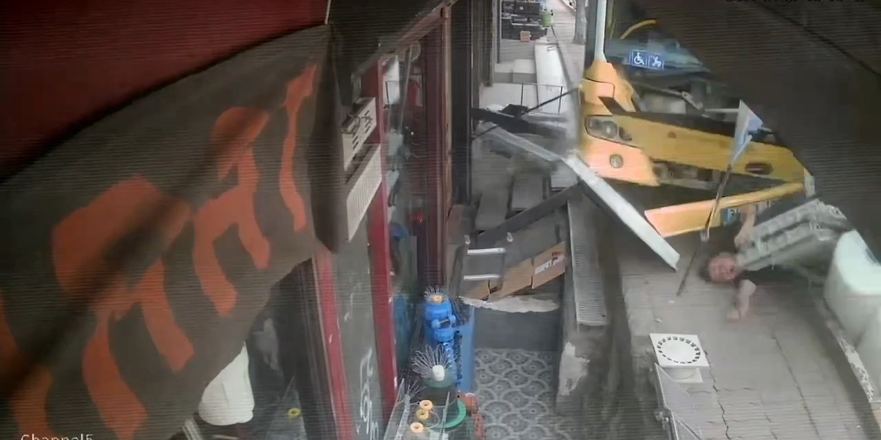 Beyoğlu'nda İett Otobüsü Kaldırımdakilere Çarptı:  2 Yaralı