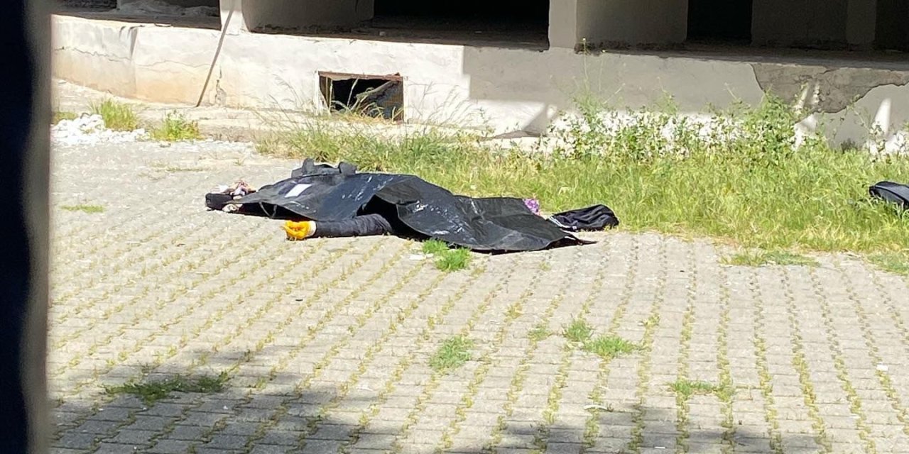 8'inci Kattaki Daireye Giren Hırsızlık Şüphelisi, Çarşaflarla Balkondan İnerken Düşüp Öldü