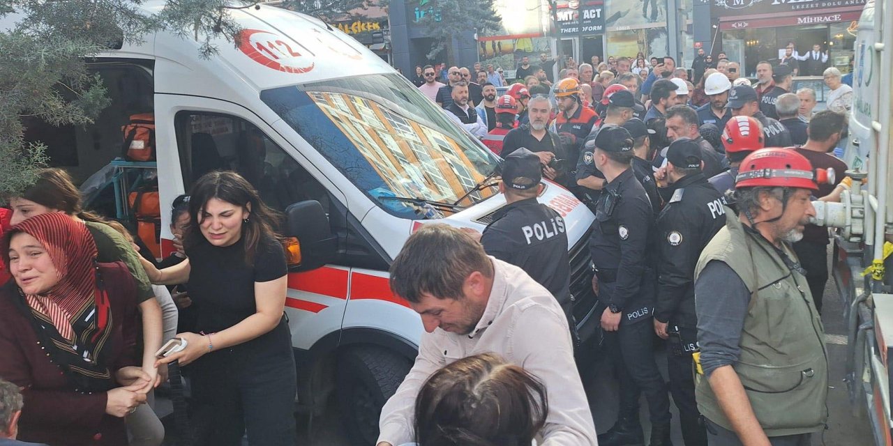 Moloz Kaldırma Sırasında Göçük; 1 İşçi Enkaz Altında Kaldı (2)