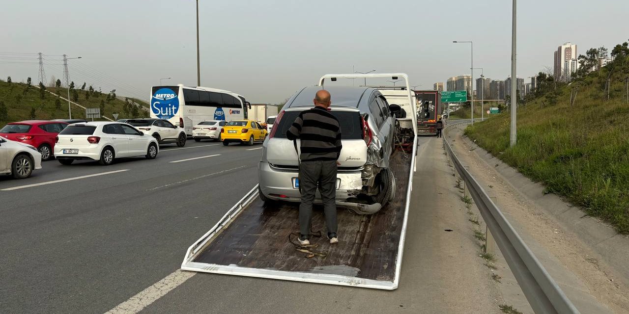 İstanbul - Eyüpsultan'da Motosiklet Otomobile Çarptı: 1 Ölü