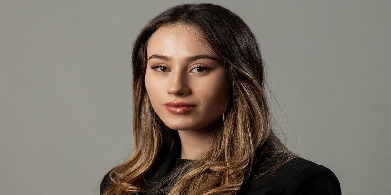 22 Yaşındaki Zeynep, Türkiye'nin En Genç Bağımsız Belediye Başkanı Oldu