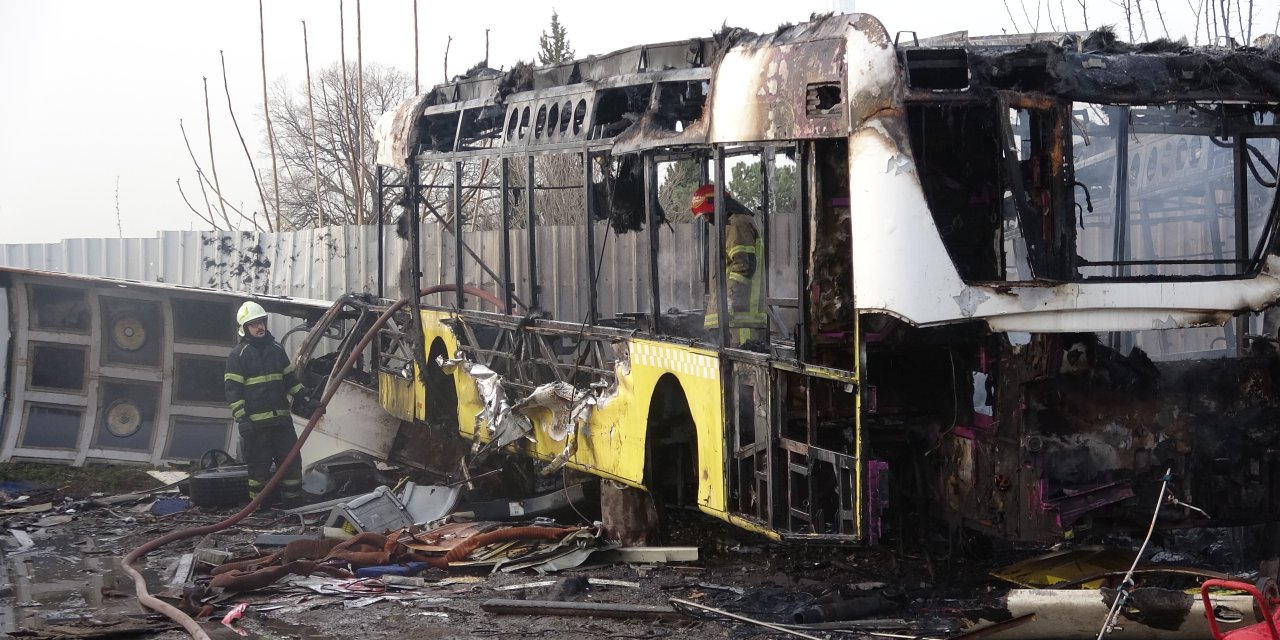 Bursa'da Hurdalıkta Çıkan Yangında 6 Otobüs Alev Alev Yandı