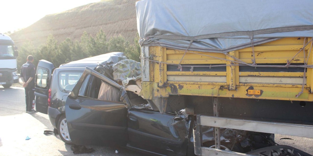 Manisa'da Hafif Ticari Araç, Tır'ın Altına Girdi: 3 Ölü, 1 Ağır Yaralı