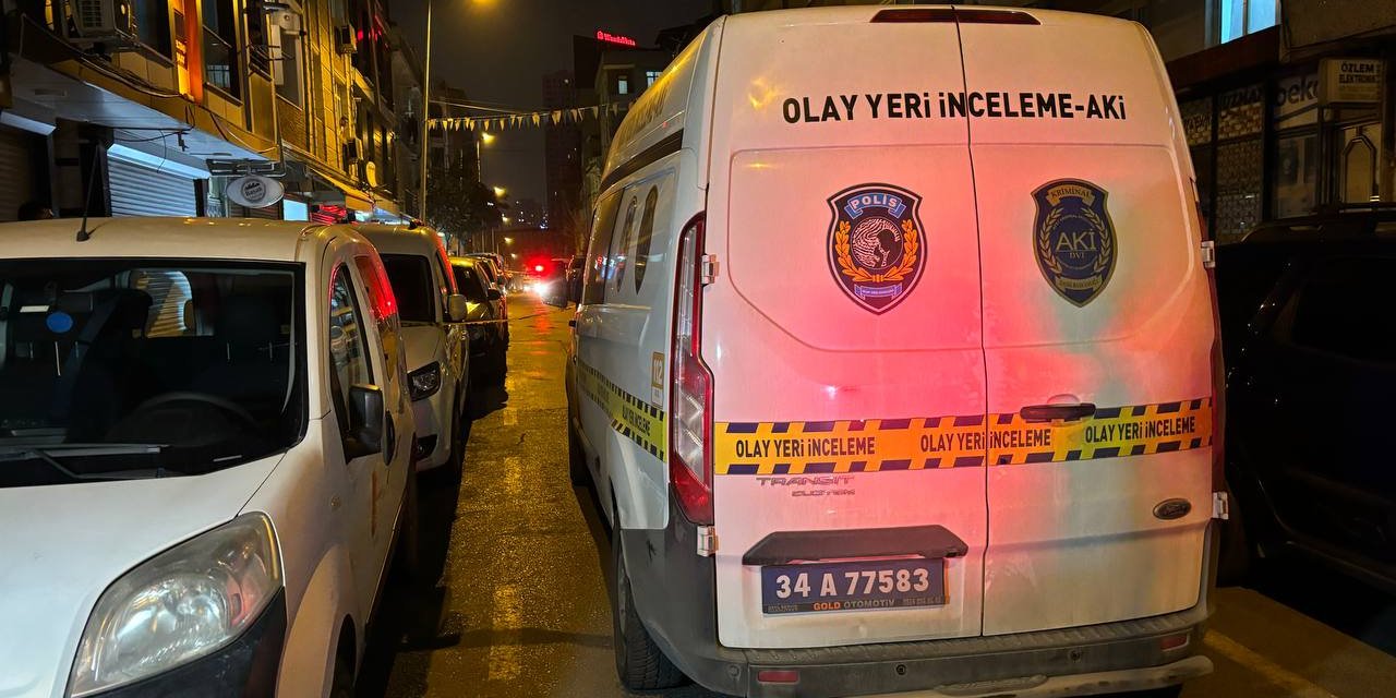İstanbul - Küçükçekmece'de İki Grup Arasında Bıçaklı Kavga: 1 Yaralı
