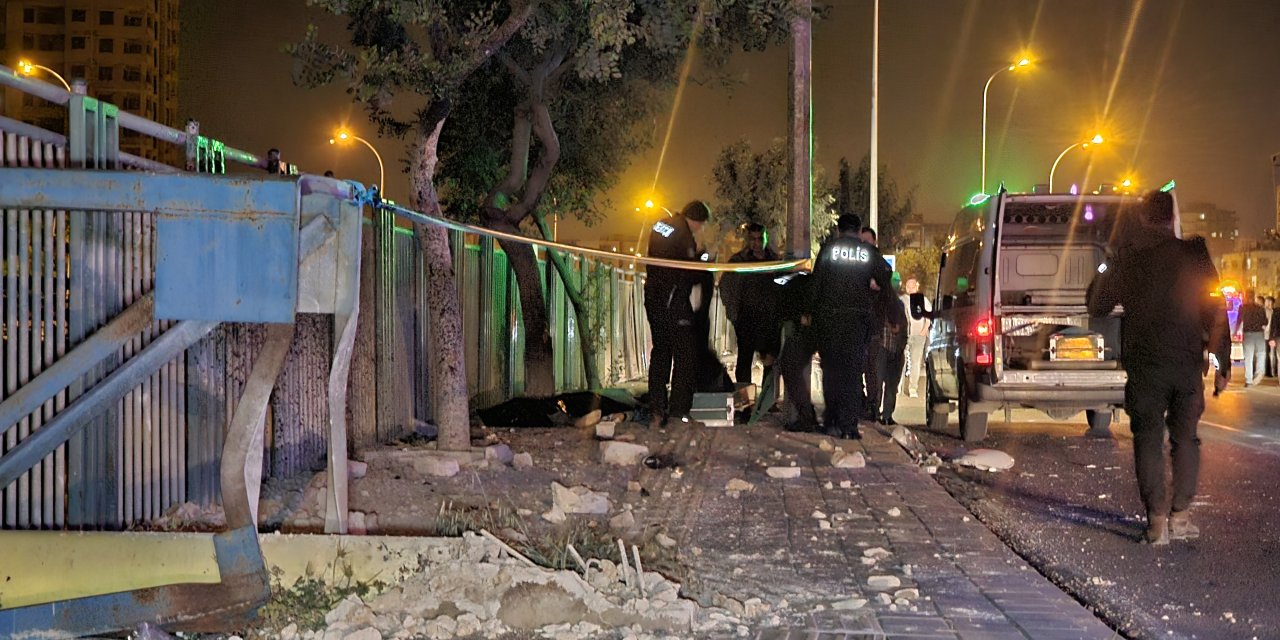 Motosiklet, Ağaca Ve Direğe Çarptı: 2 Ölü