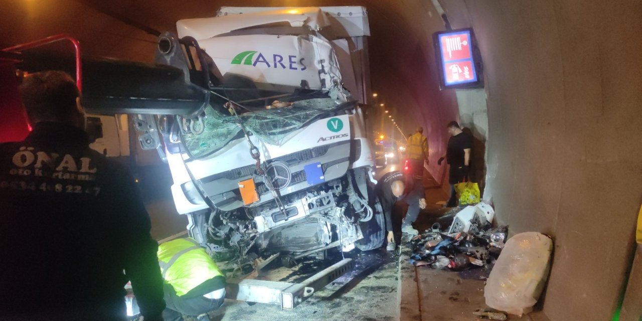 Orhangazi Tüneli'nde Tır Duvara Çarptı, Otoyol Bir Saat Ulaşıma Kapandı