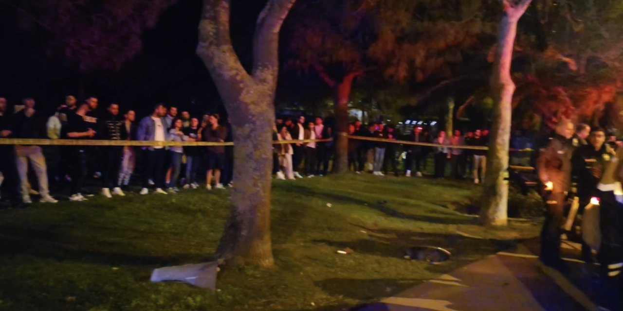 İstanbul- Kadıköy'de Aydınlatma Direğine Çarpan Otomobilde Sıkışan Yaralıları İtfaiye Kurtardı