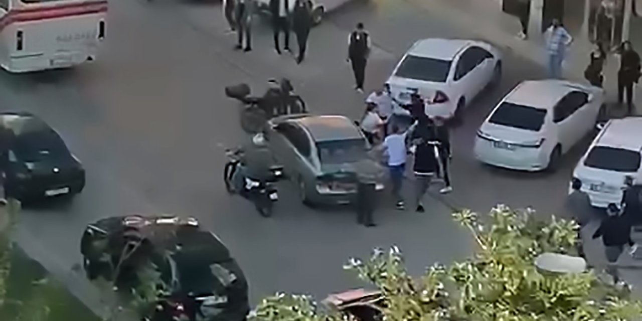 Trafikteki Tartışmada Eşinin Yanında Bıçakla Saldırıp, Otomobilinin Camlarını Kırdılar