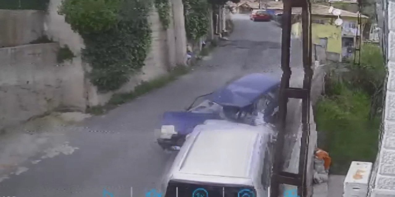 İstanbul - Sarıyer'de Yokuş Aşağı Hızla İlerleyen Otomobil İki Araca Çarparak Durabildi