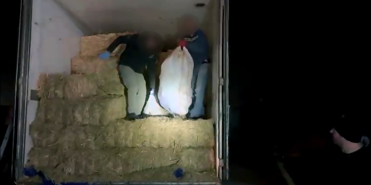 Tır’daki Saman Balyalarının Arasından 305 Kilo ‘Skunk’ Çıktı