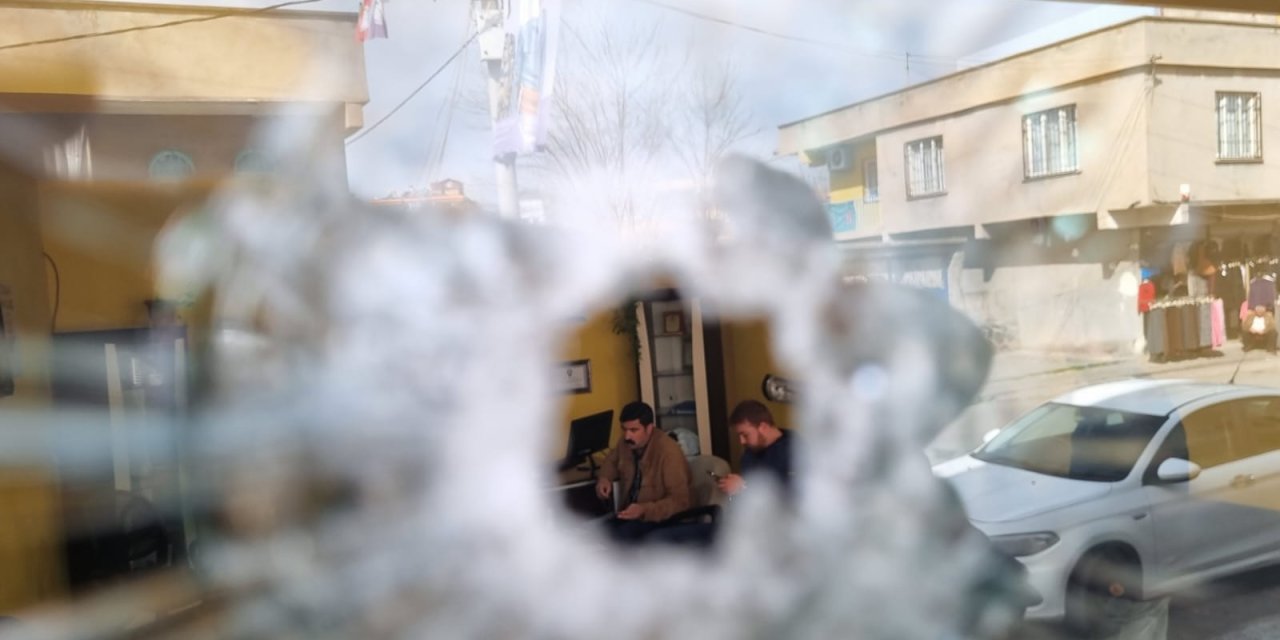 Komşuya İftara Gitti Ölümden Kurtuldu; Koltuğunun Arkasına 4 Kurşun İsabet Etti