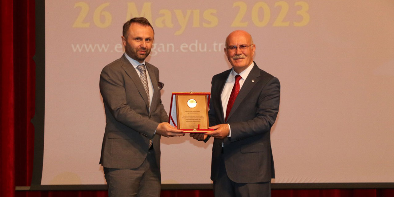 Uşak Üniversitesi Rektörü Prof. Dr. Savaş, RTEÜ’de “Batı’yı Aydınlatan Doğu Güneşi” konferansı Verdi