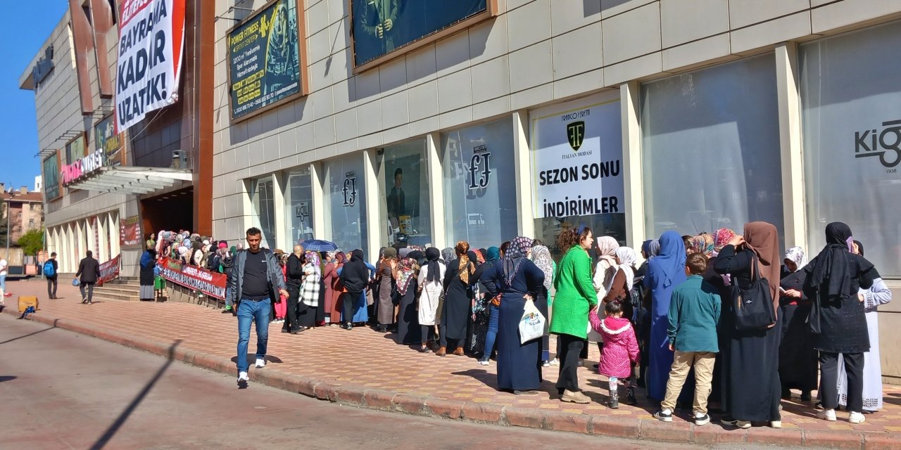 Avm'de 200 Liralık Hediye Çeki Kuyruğu