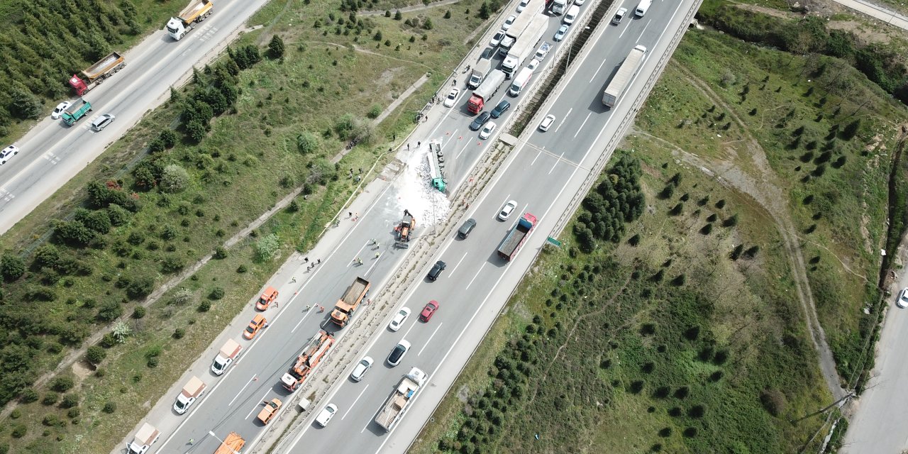 Tem Otoyolu'nda Zincirleme Kaza; İstanbul Yönü Trafiğe Kapandı