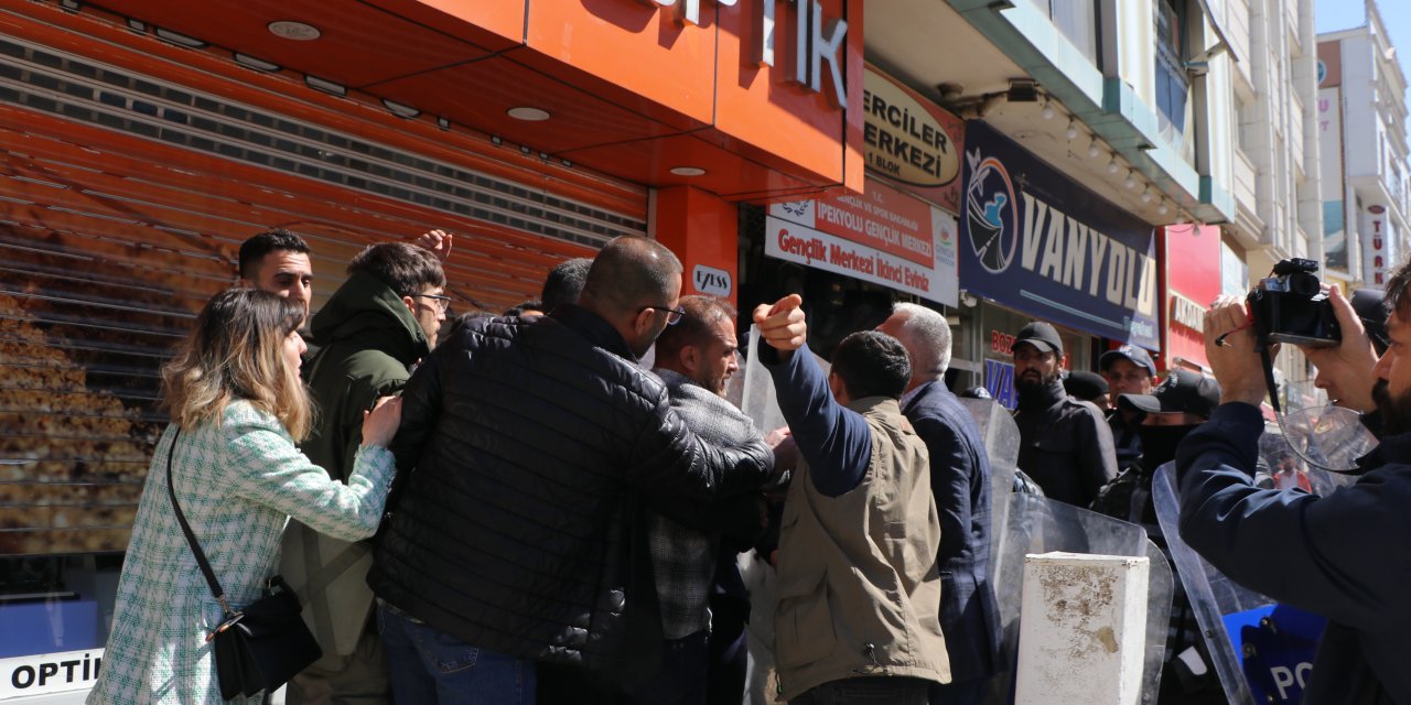Zeydan'ın Memnu Haklarının Geri Alınmasını Protesto Eden Gruba Polis Müdahalesi
