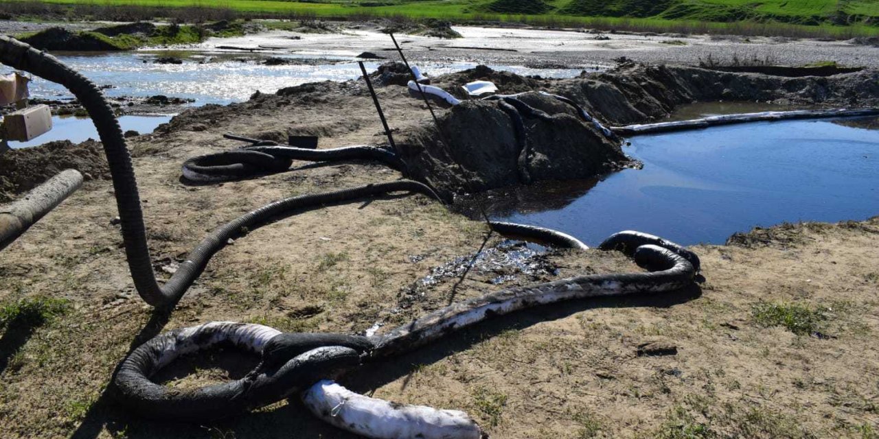 Batman'da Boru Hattından Sızan Petrol Dereye Karıştı