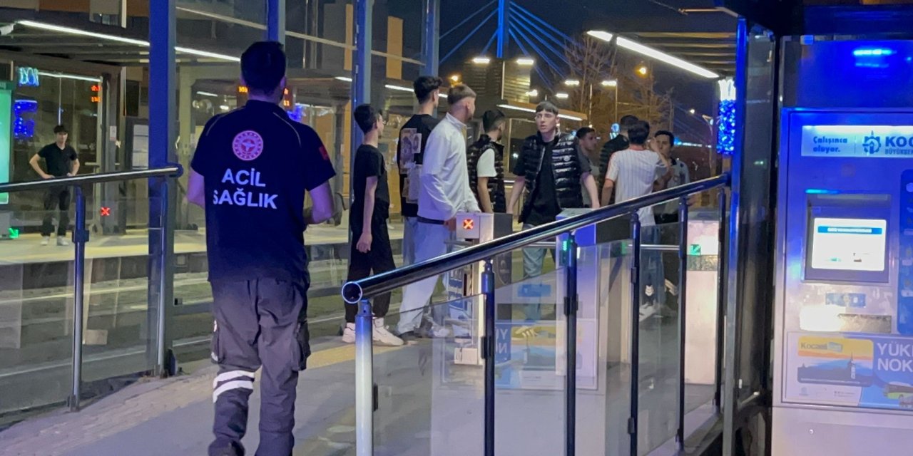 Bıçakla Yaralanınca Tramvay Durağına Sığındı, Saldırganları Güvenlik Görevlisi Engelledi