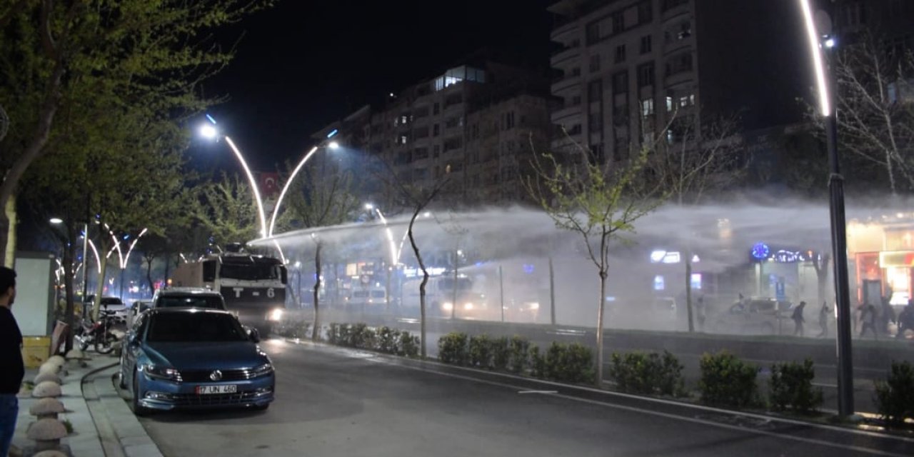 Batman'da Seçim Kutlamasında İzinsiz Yürüyüşe Polis Müdahalesi: 4 Gözaltı