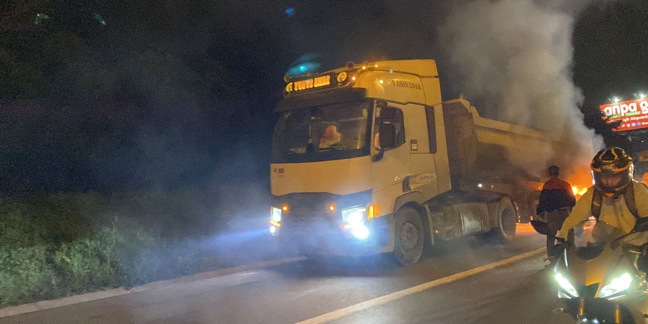 İstanbul-başakşehir Tem Otoyolu'nda Hafriyat Kamyonu Alev Alev Yandı