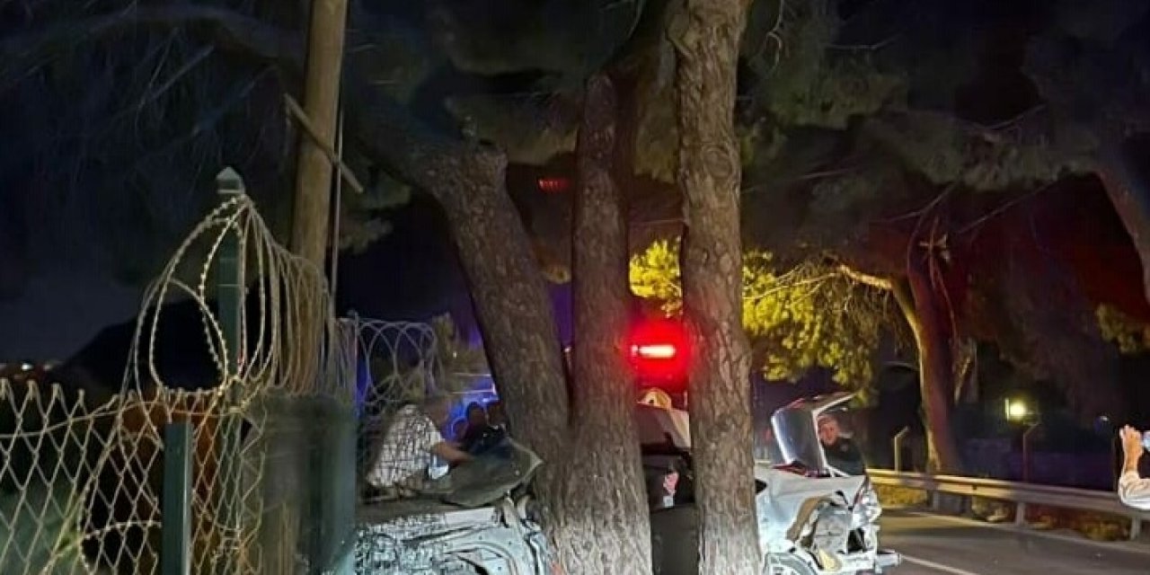 Otomobil Önce Otobüse Sonra Ağaca Çarptı: 2 Ölü, 1 Ağır Yaralı