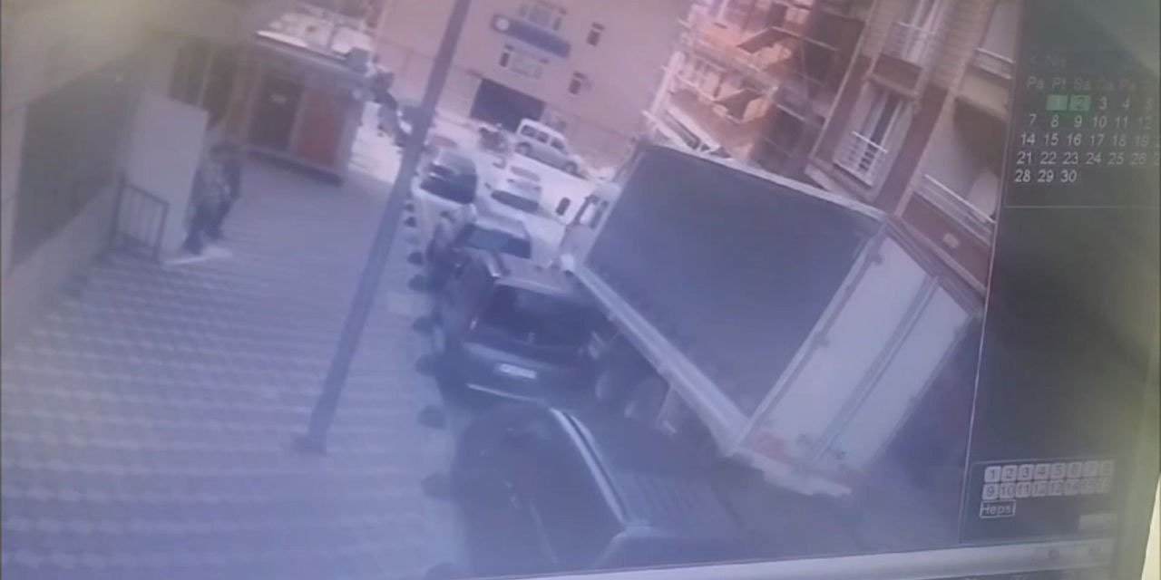 İstanbul- Esenler'de Park Halindeki Araçlara Çarparak İlerledi; Okul Kapısına Metreler Kala Durabildi: 1 Yaralı