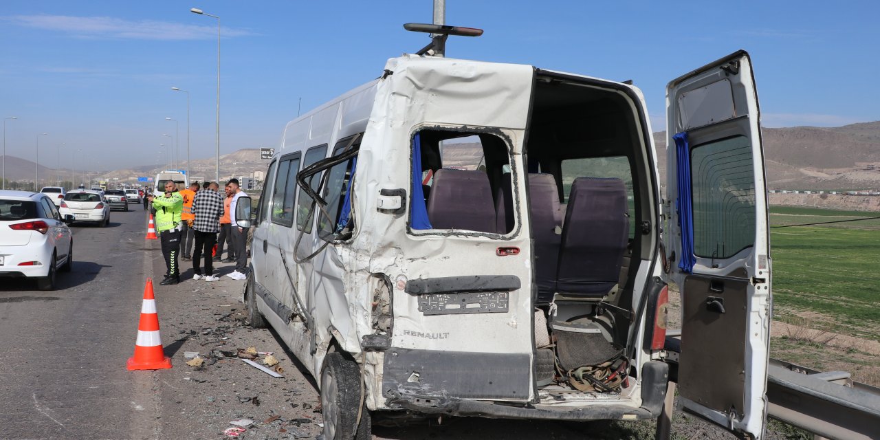 Kayseri'de Kamyon, Servis Minibüslerine Çarptı: 1'i Ağır, 10 İşçi Yaralı