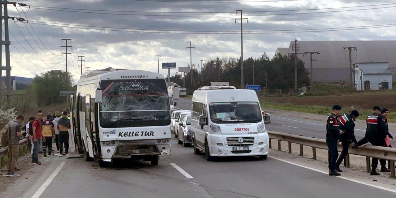 Tekirdağ’da Servis Araçları Çarpıştı: 5’i Askeri Personel, 16 Yaralı