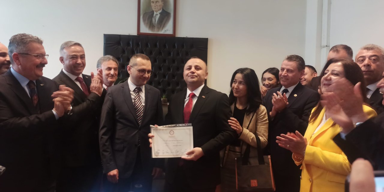 Chp'nin 47 Yıl Sonra Kazandığı Amasya'da, Başkan Sevindi Mazbatasını Aldı