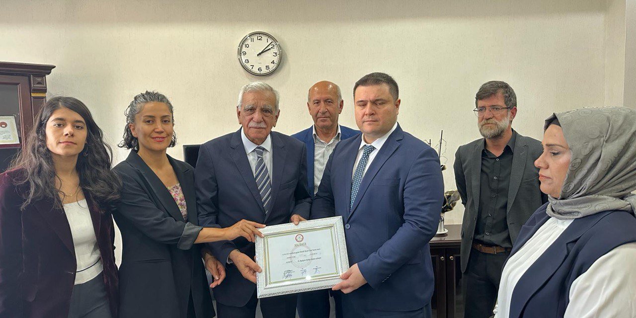 Mardin'de Ahmet Türk Mazbatasını Aldı