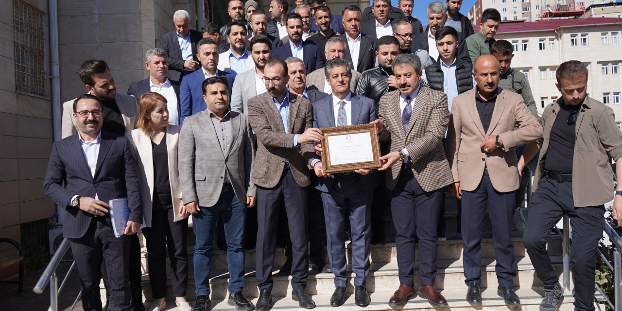 Şırnak Belediye Başkanı Mehmet Yarka, Mazbatasını Aldı