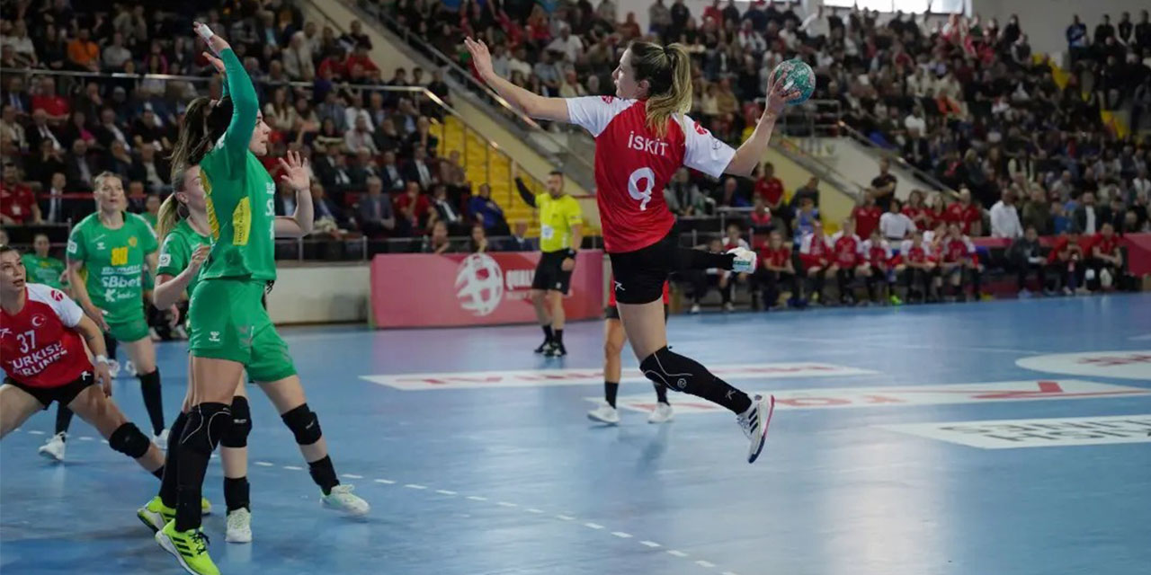 A Milli Kadın Hentbol Takımı Rize'de oynanan maçta Karadağ'a yenildi