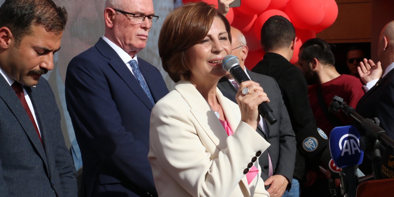 Eskişehir’in İlk Kadın Başkanı Ünlüce, Görevine Başladı