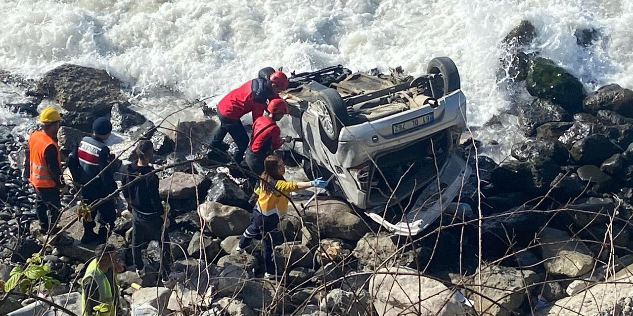 Giresun'da deniz kenarındaki kayalıklara devrilen otomobilin sürücüsü öldü