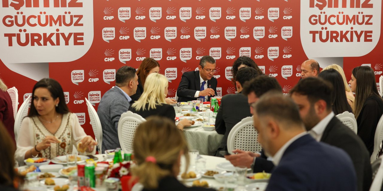 Özgür Özel, Chp Genel Merkezi'nde Çalışanlarla İftar Programına Katıldı