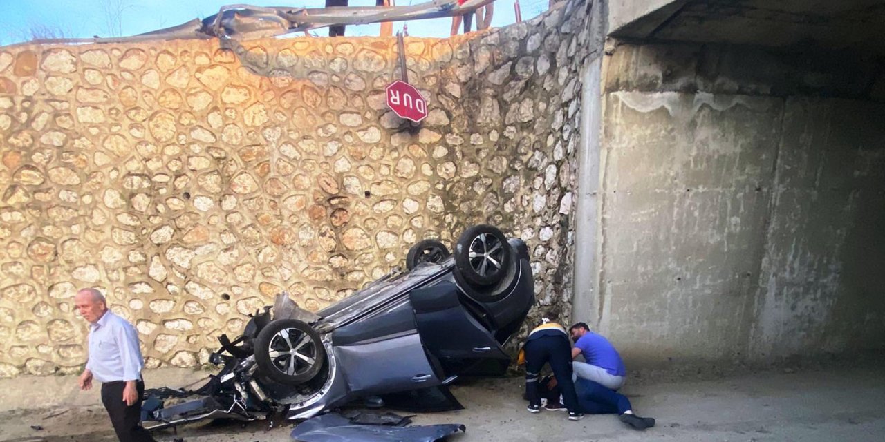 13 Yaşındaki Sürücünün Kullandığı Otomobille Çarpışan Otomobil Köprüden Uçtu: 7 Yaralı