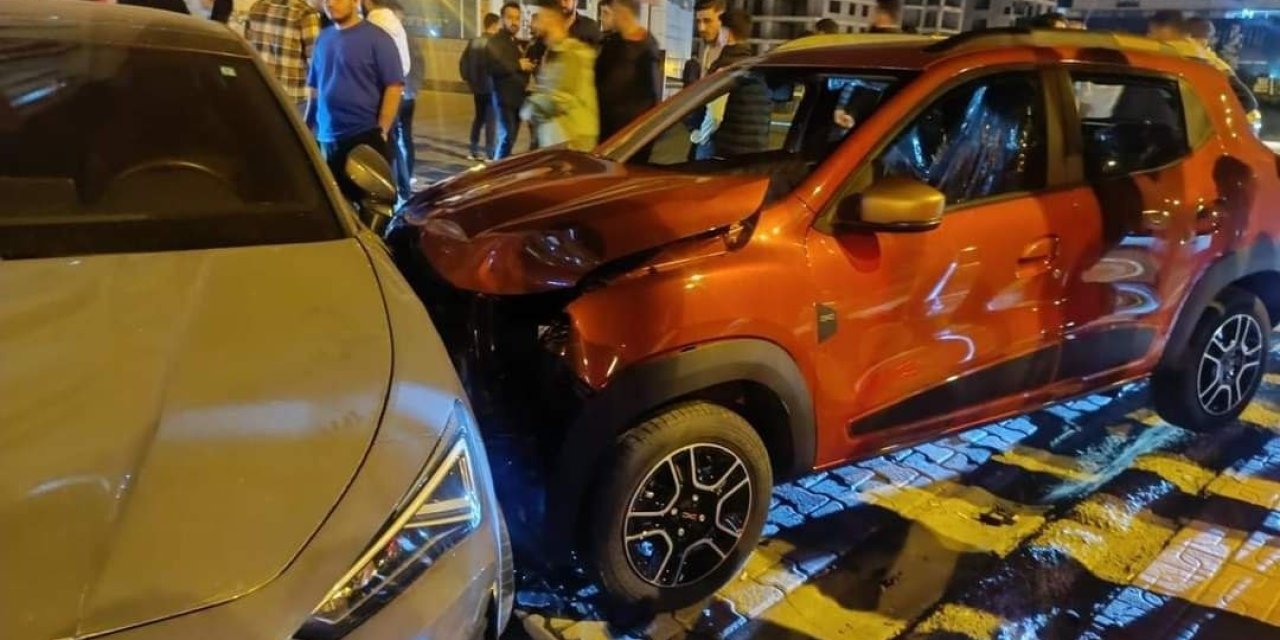 Mardin'de Alkollü Sürücü, Yaya Ve Park Halindeki Araca Çarptı: 1 Yaralı