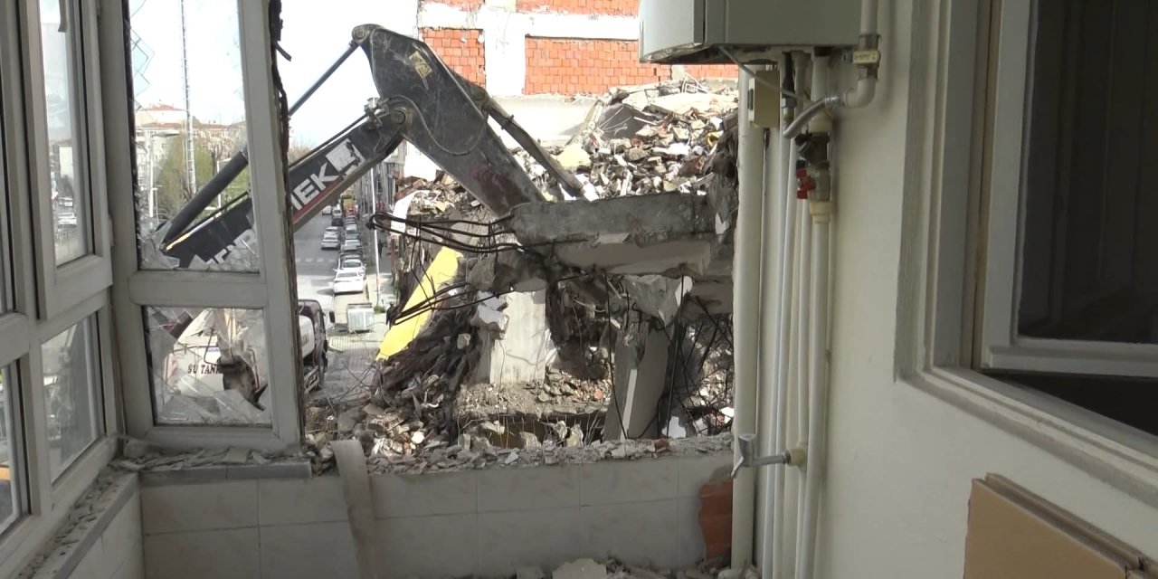 İstanbul- Avcılar'da Yıkılan Binanın Bitişiğindeki Apartmanın Balkon Duvarının Olmadığı Ortaya Çıktı