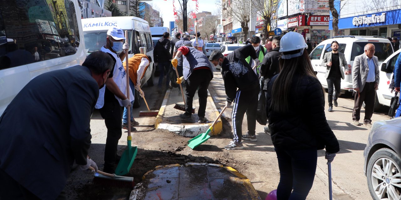 Van'da Olaylar Sona Erdi; Yapılan Çağrılarla Sokaklar Temizlenmeye Başlandı