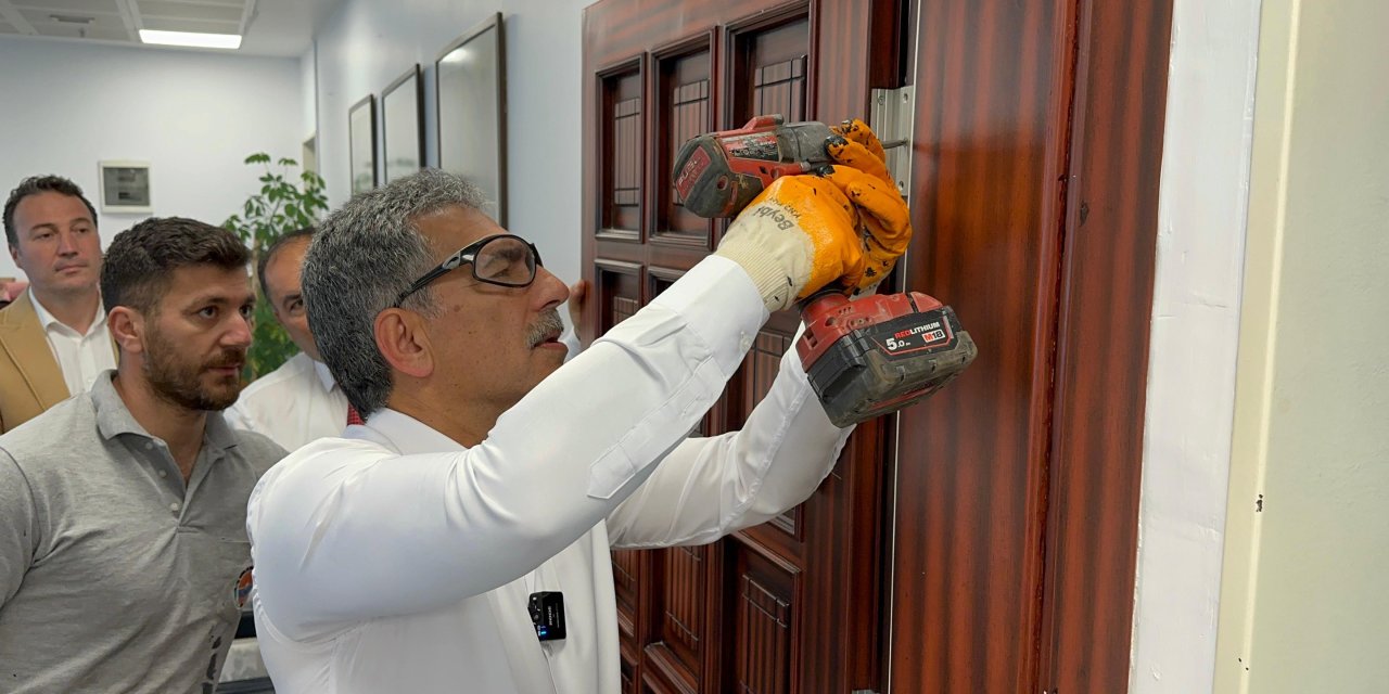 Göreve Başlayan Gemlik Belediye Başkanı, Makam Odasının Kapısını Söktü
