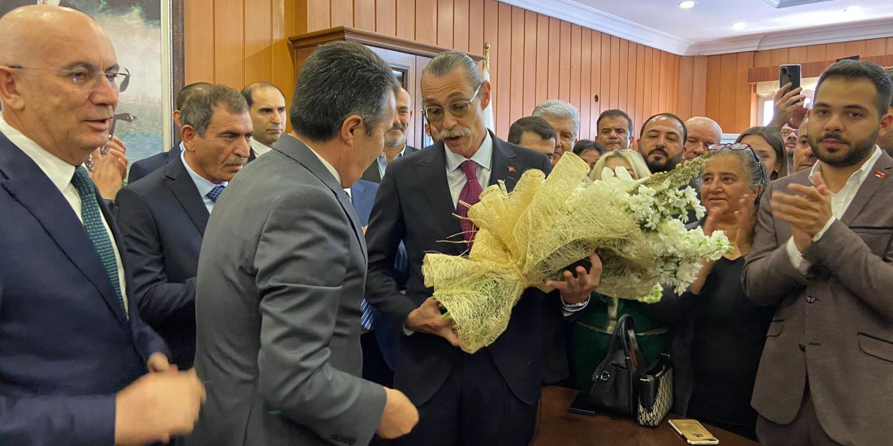 Erdal Beşikçioğlu, Mazbatasını Alıp Göreve Başladı