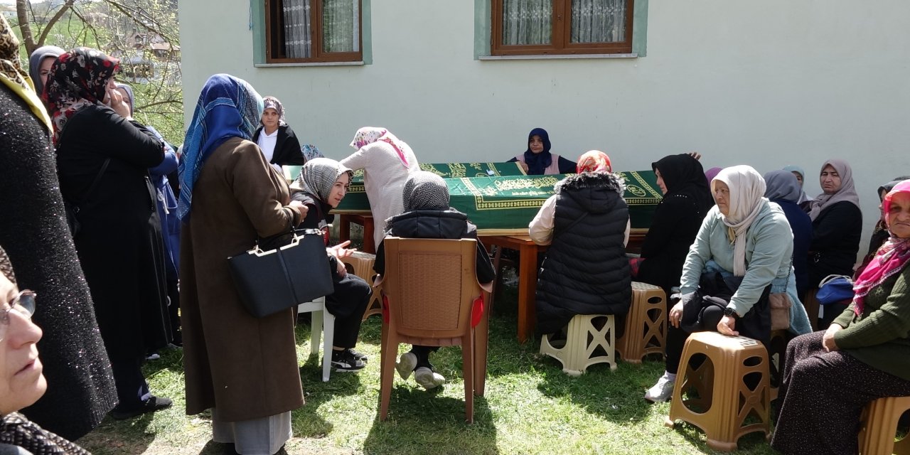 İstanbul'daki Yangında Ölen Kaynak Ustası Baba Ve Oğlu Giresun'da Toprağa Verildi