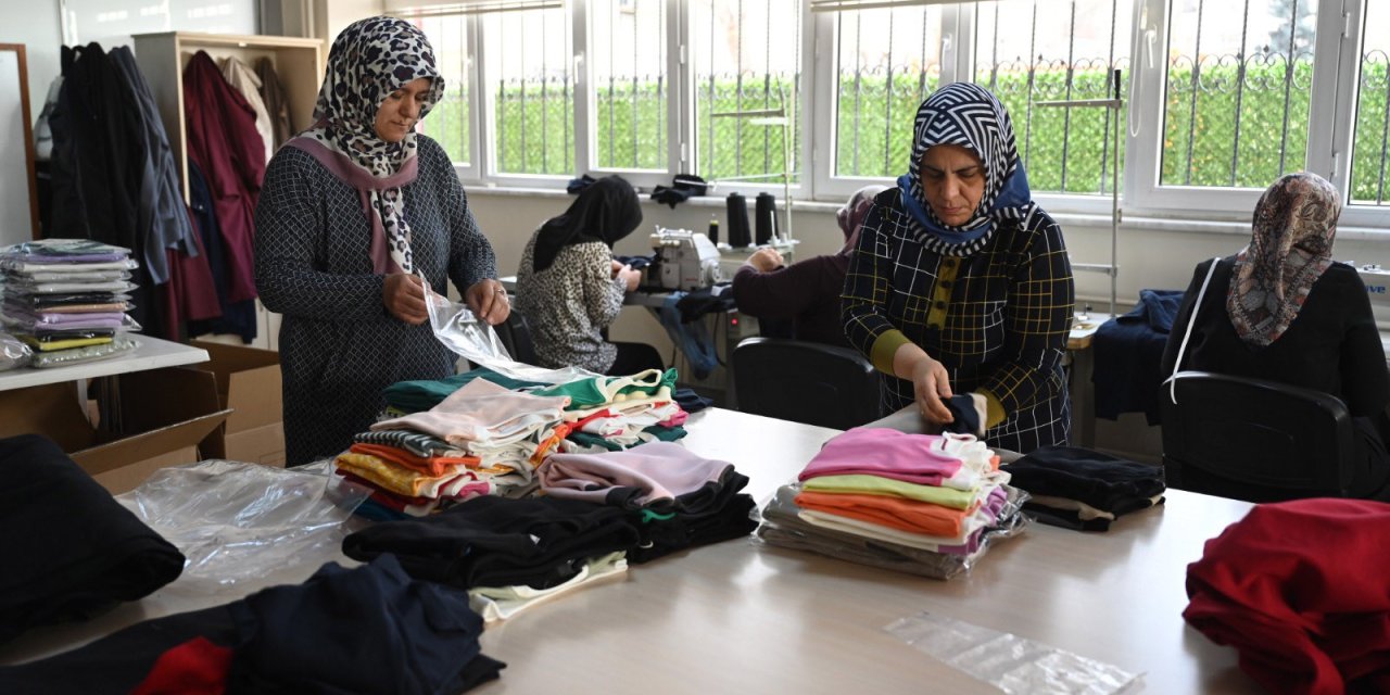 Komek'teki Gönüllü Kursiyerler Gazzeli Çocuklar İçin Eşofman Takımı Dikti