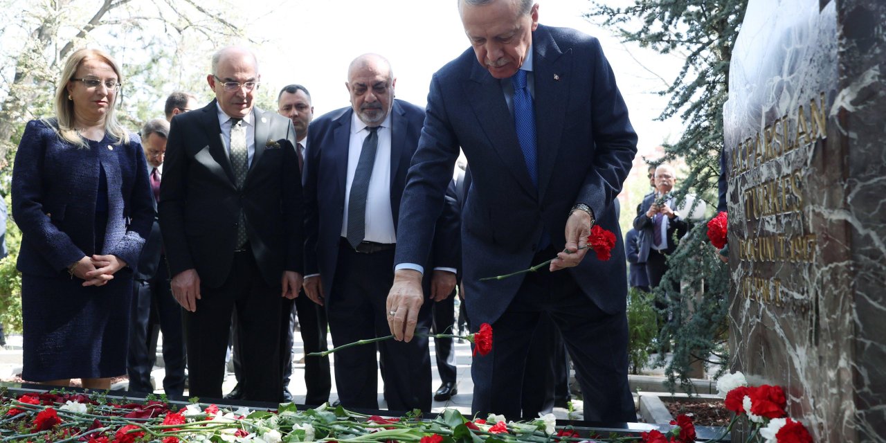 Cumhurbaşkanı Erdoğan'dan Türkeş'in Mezarına Ziyaret