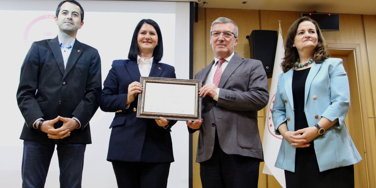 Edirne'nin İlk Kadın Belediye Başkanı Filiz Gencan Akın, Mazbatasını Aldı