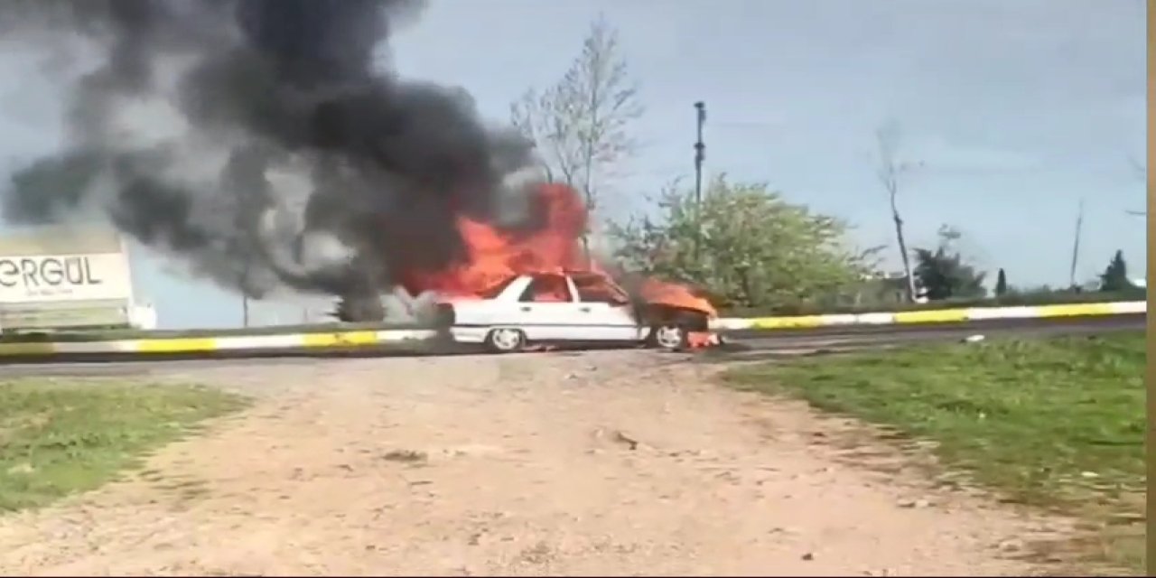 Mardin’de Seyir Halindeki Otomobil Alev Alev Yandı