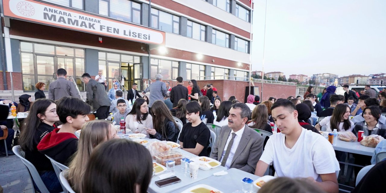 Bakan Tekin, Mamak Fen Lisesi'nin İftar Sofrasına Konuk Oldu
