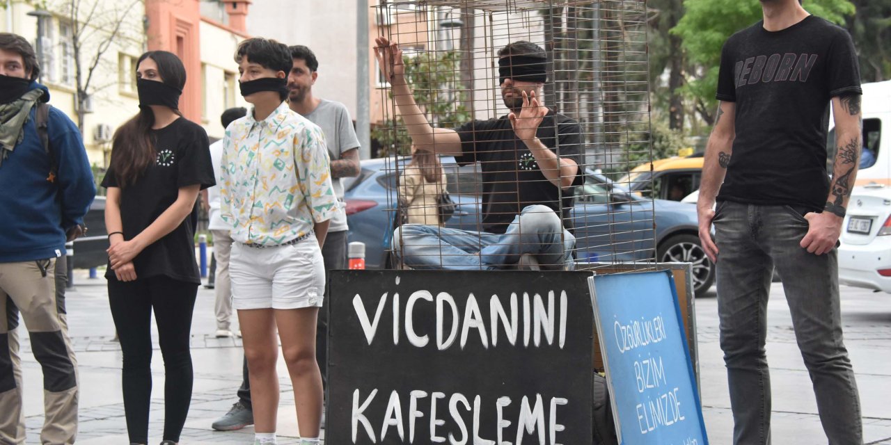 İzmir'de Hayvanseverlerden 'Kafes' Eylemi