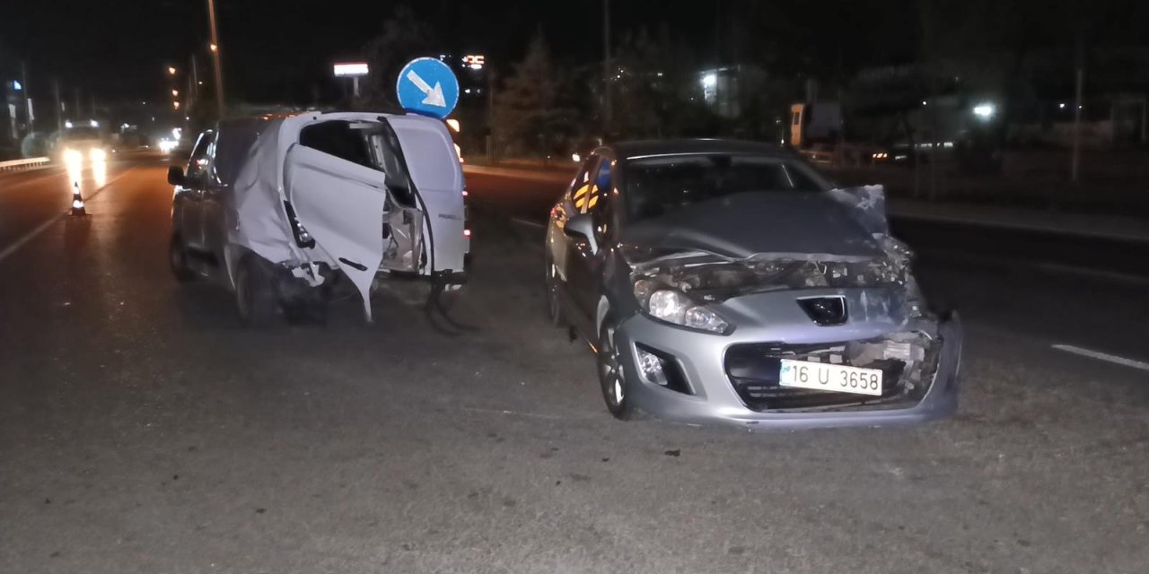 Bursa'da Otomobil İle Hafif Ticari Araç Çarpıştı: 9 Yaralı